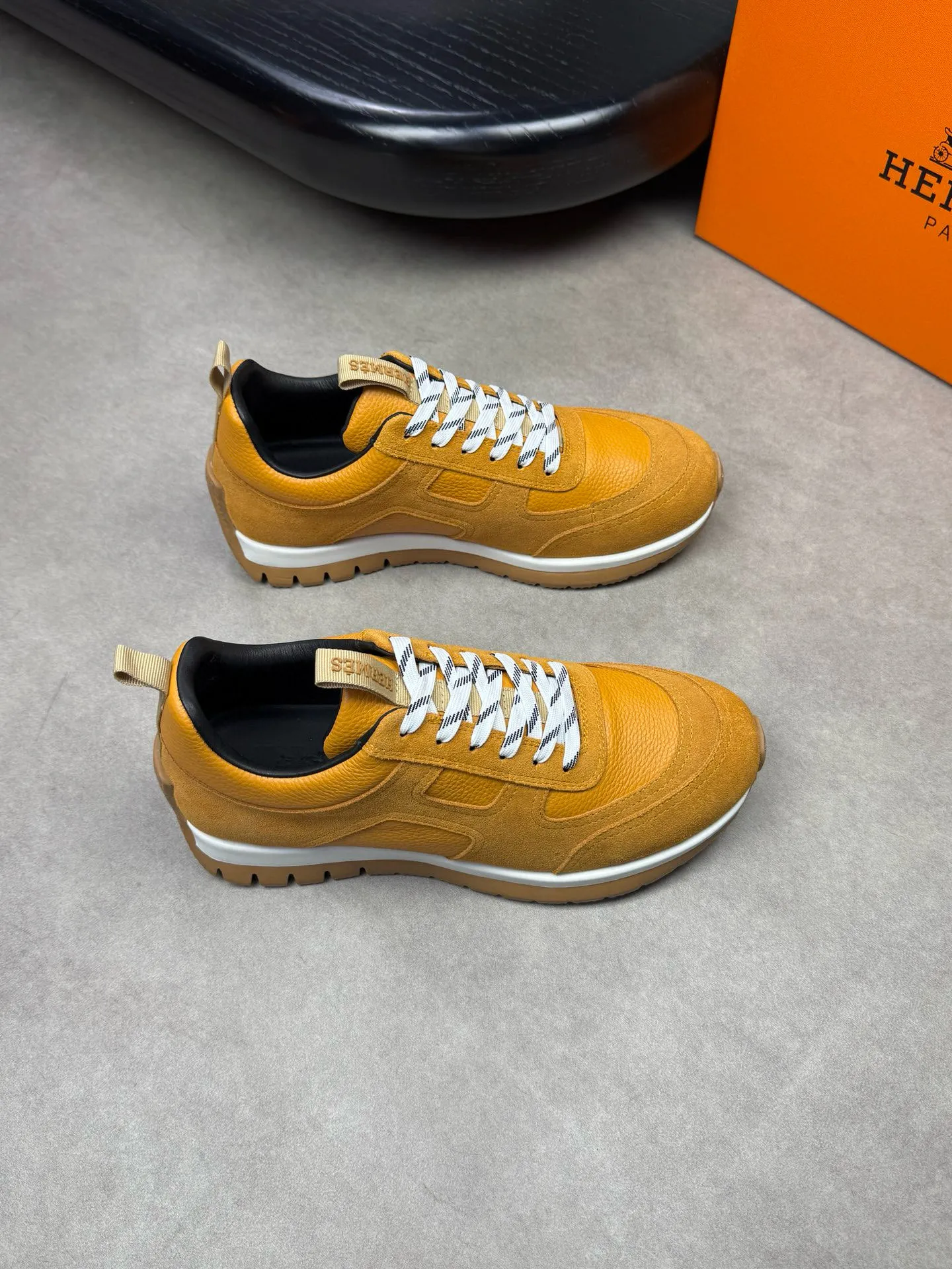 [HERMES] Hermes men's shoes 💰: 800💰 - High-end quality original items 🔍🔍🔍 casual sports shoes - Upper: 🔝 pebbled calfskin, suede calfskin, shoe body forged ´H´ totem, tongue webbing injection molded brand logo - Lining: brand canvas, foot pads; water-dyed cowhide -Outsole: Ultra-light T men's shoes 💰U foam; two-color molded outsole -Ultra-high quality control and fine workmanship: highlighted (high-end, extravagance, grade) -Size: 38-44 (45, can be customized)
